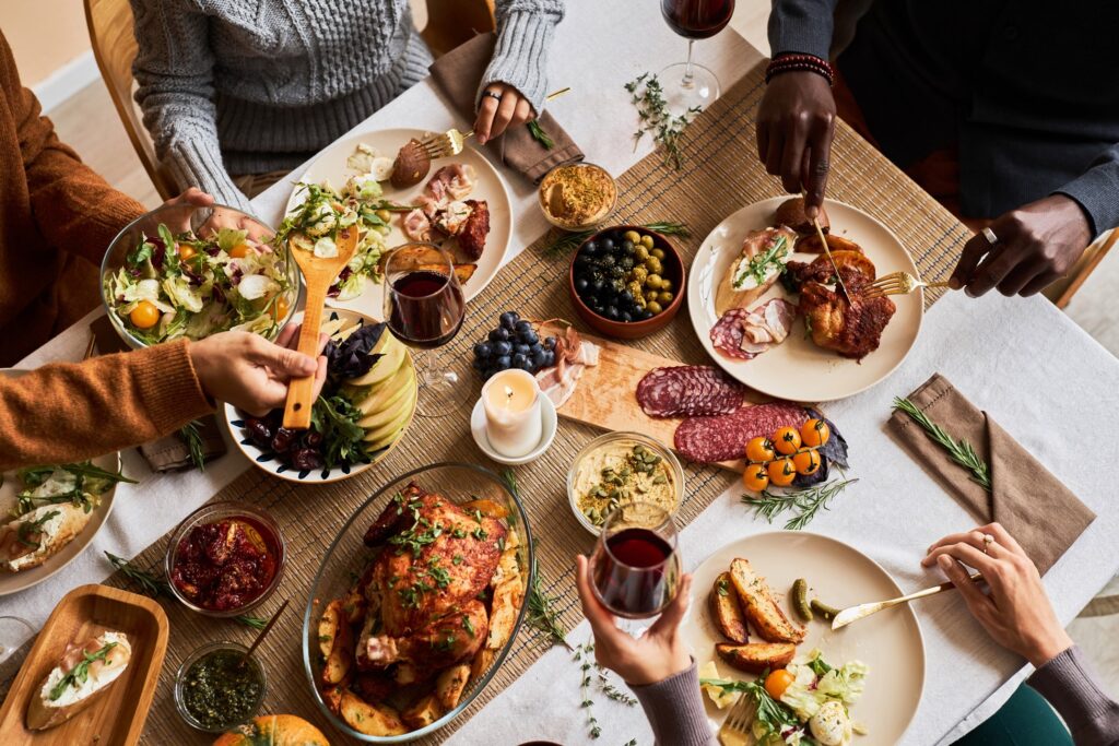 Family filling their plates with food on Thanksgiving